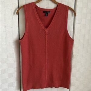 Cable & Gauge Textured V-Neck Sleeveless Knit Tank in Coral